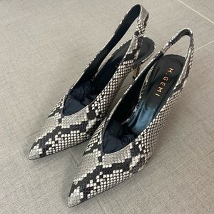NWOT m gemi snake print heels